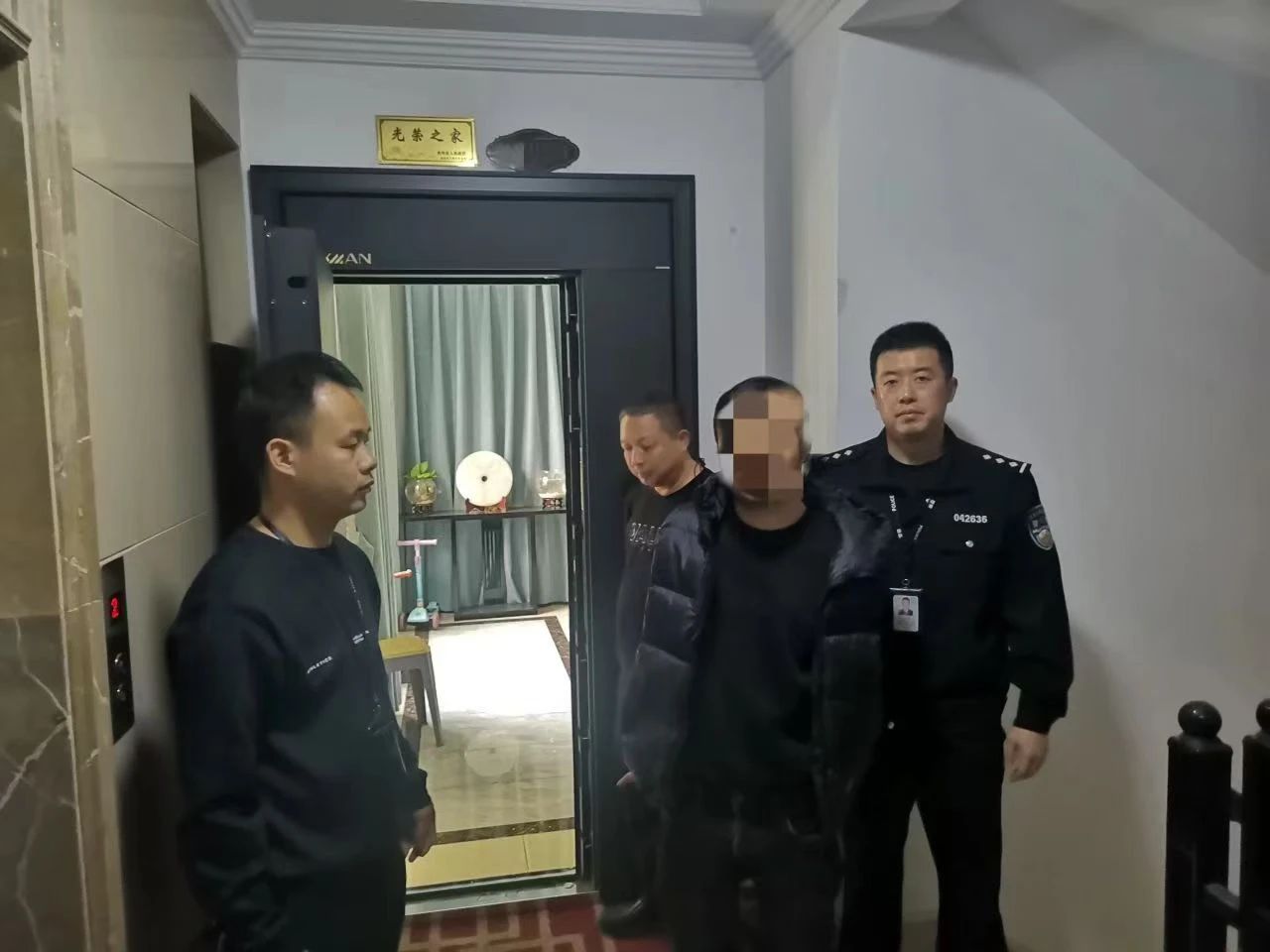 新桥镇全副伪装仍被识别！双龙公安成功抓获一名撬锁盗窃嫌疑人